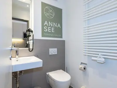 Badezimmer mit WC, Waschtisch und Spiegel