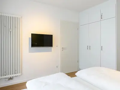 Schlafzimmer mit zwei Einzelbetten und Stuhl