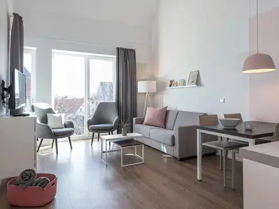 Wohn-Essbereich mit Schlafsofa und Esstisch
