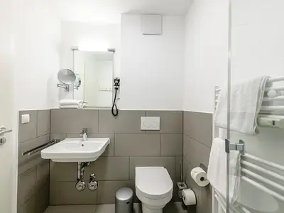 Badezimmer mit Waschtisch, WC und Dusche