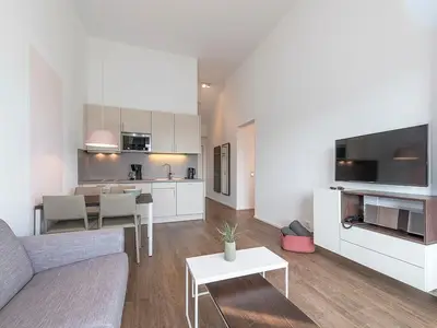 Wohn-Essbereich mit Sitzgelegenheit und TV