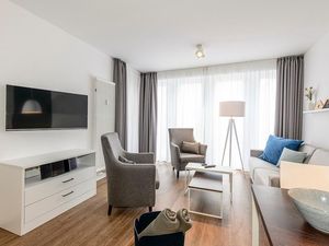 Wohn/Essbereich mit Esstisch, Couch, Sesseln und TV