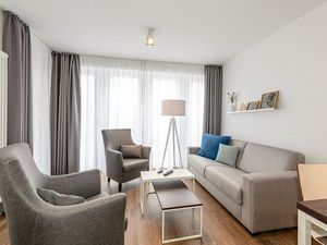 Wohn/Essbereich mit Couch und Sesseln
