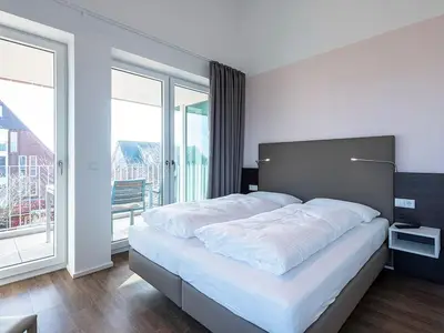 Schlafzimmer mit Zugang zum Balkon