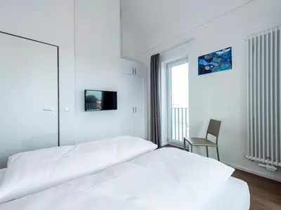 Schlafzimmer mit Kleiderschrank