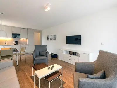 Wohn/Essbereich mit Sesseln, Couch, TV, Esstisch und Küchenzeile