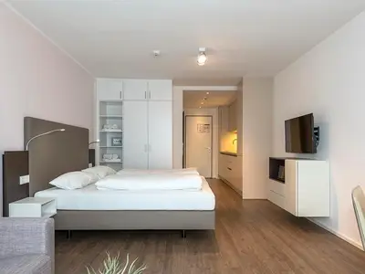 Wohn-Schlafbereich mit Doppelbett und Kleiderschrank