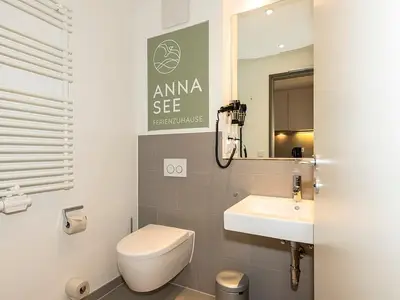 Badezimmer mit WC, Waschtisch und Spiegel