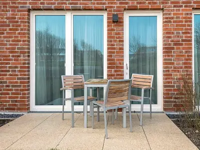 Terrasse mit Tisch und Sitzgelegenheit