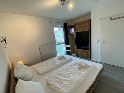 Schlafzimmer mit Doppelbett und Kleiderschrank