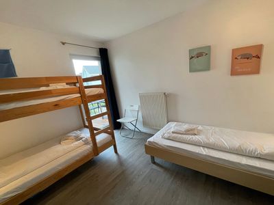Schlafzimmer mit Hoch- und Einzelbett