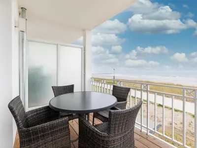 Balkon 1 mit Gartenmöbeln