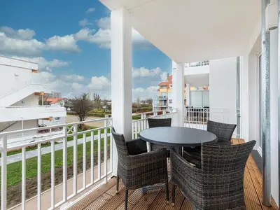 Balkon 2 mit Gartenmöbeln