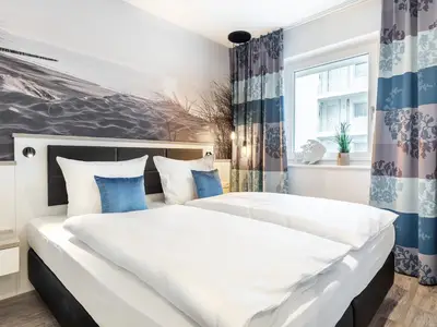 Schlafzimmer mit Boxspringbett