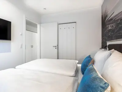 Schlafzimmer mit Flatscreen-TV