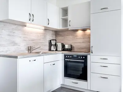Offene Küche mit Geschirrspüler und Backofen