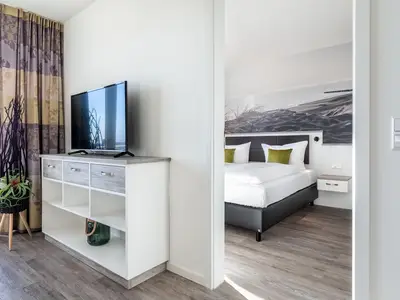 Wohn-/Essbereich mit Zugang zum Schlafzimmer 1