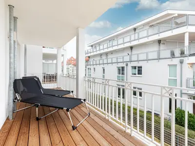 Balkon mit Gartenliegen