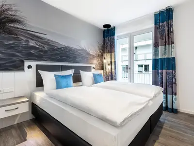 Schlafzimmer mit Zugang zum Balkon