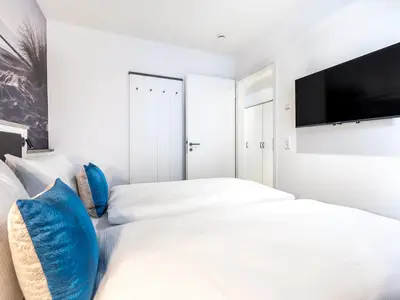 Schlafzimmer mit Flatscreen-TV