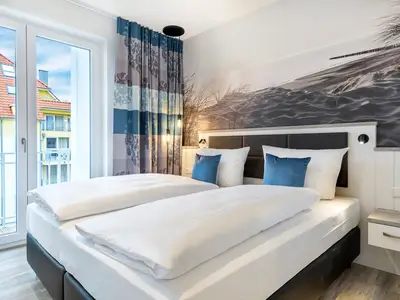 Schlafzimmer mit Austritt