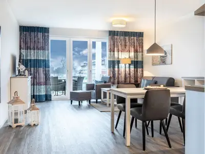 Wohn-/Essbereich mit Zugang zum Balkon