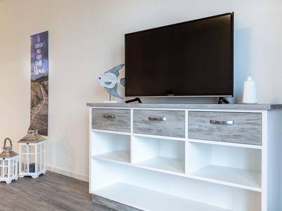 Wohn-/Essbereich mit Flatscreen-TV