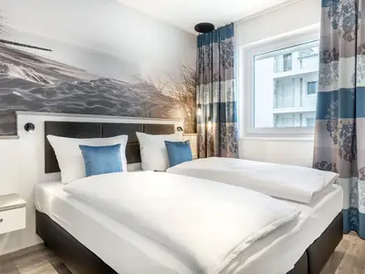 Schlafzimmer mit Boxspringbett