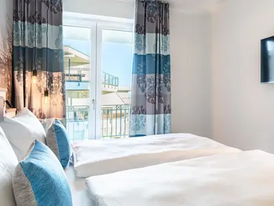 Schlafzimmer mit Zugang zum Balkon