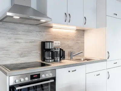 Küchenzeile mit Backofen und Geschirrspüler