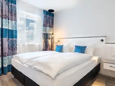 Schlafzimmer mit Boxspringbett