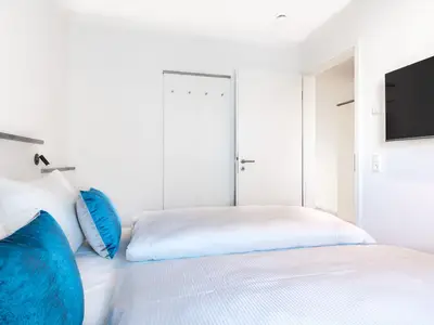 Schlafzimmer mit Flatscreen-TV