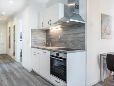 Küchenzeile mit Backofen und Geschirrspüler