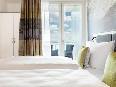 Schlafzimmer mit Zugang zum Balkon