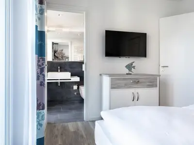 Schlafzimmer mit Zugang zum Badezimmer