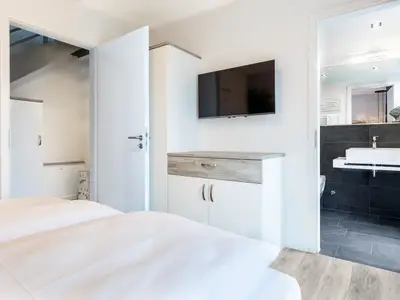 Schlafzimmer mit Blick zum Badezimmer