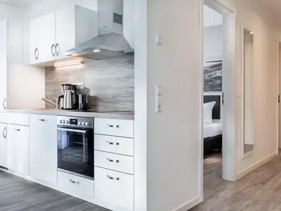 Offene Küche mit Backofen und Geschirrspüler