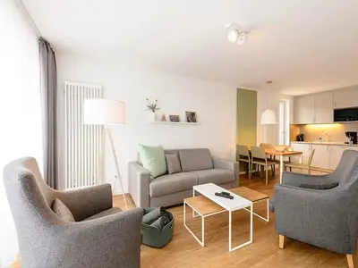 Wohn/Essbereich mit Küchenzeile, Couch und Sesseln
