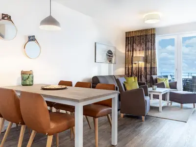 Wohn-/Essbereich mit Zugang zum Balkon