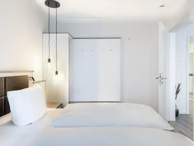 Schlafzimmer mit Zugang zum Wohn-/Essbereich