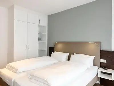 Schlafzimmer mit Doppelbett und Kleiderschrank