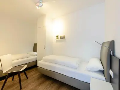 Schlafzimmer mit zwei Einzelbetten