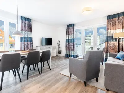 Wohn-/Essbereich mit Zugang zum Balkon