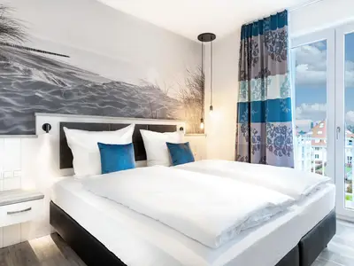 Schlafzimmer mit Austritt