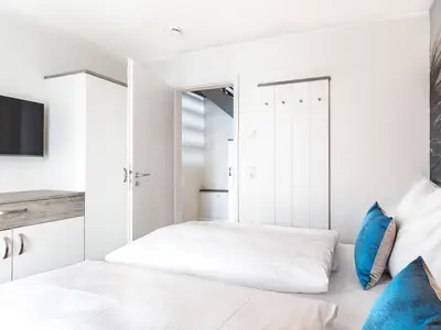 Schlafzimmer mit Flatscreen-TV