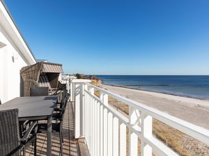 Balkon mit Strandkorb und Gartenmöbeln