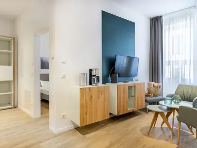 Wohn-/Essbereich mit Flatscreen-TV