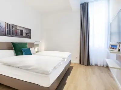 Schlafzimmer mit Flatscreen-TV
