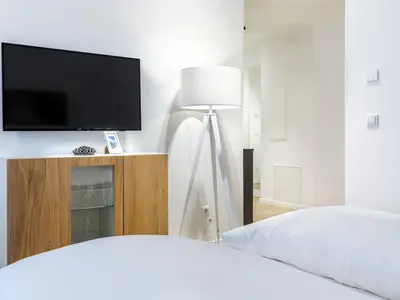Wohn-/Schlafbereich mit Flatscreen-TV