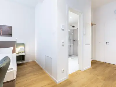 Wohn-/Schlafbereich mit Zugang zum Badezimmer